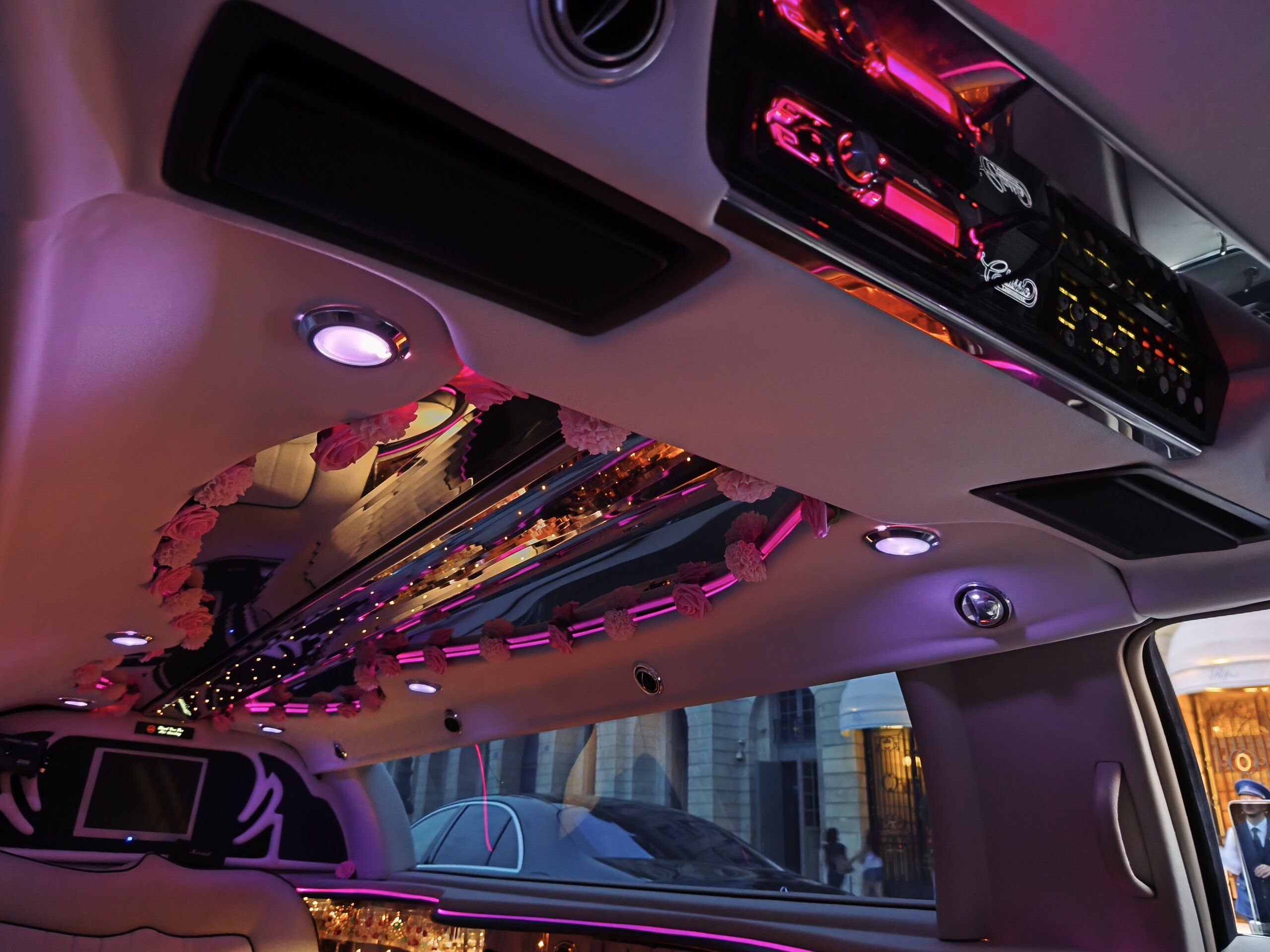 Plafond de la limousine avec lumières LED roses, fleurs et écran à bord