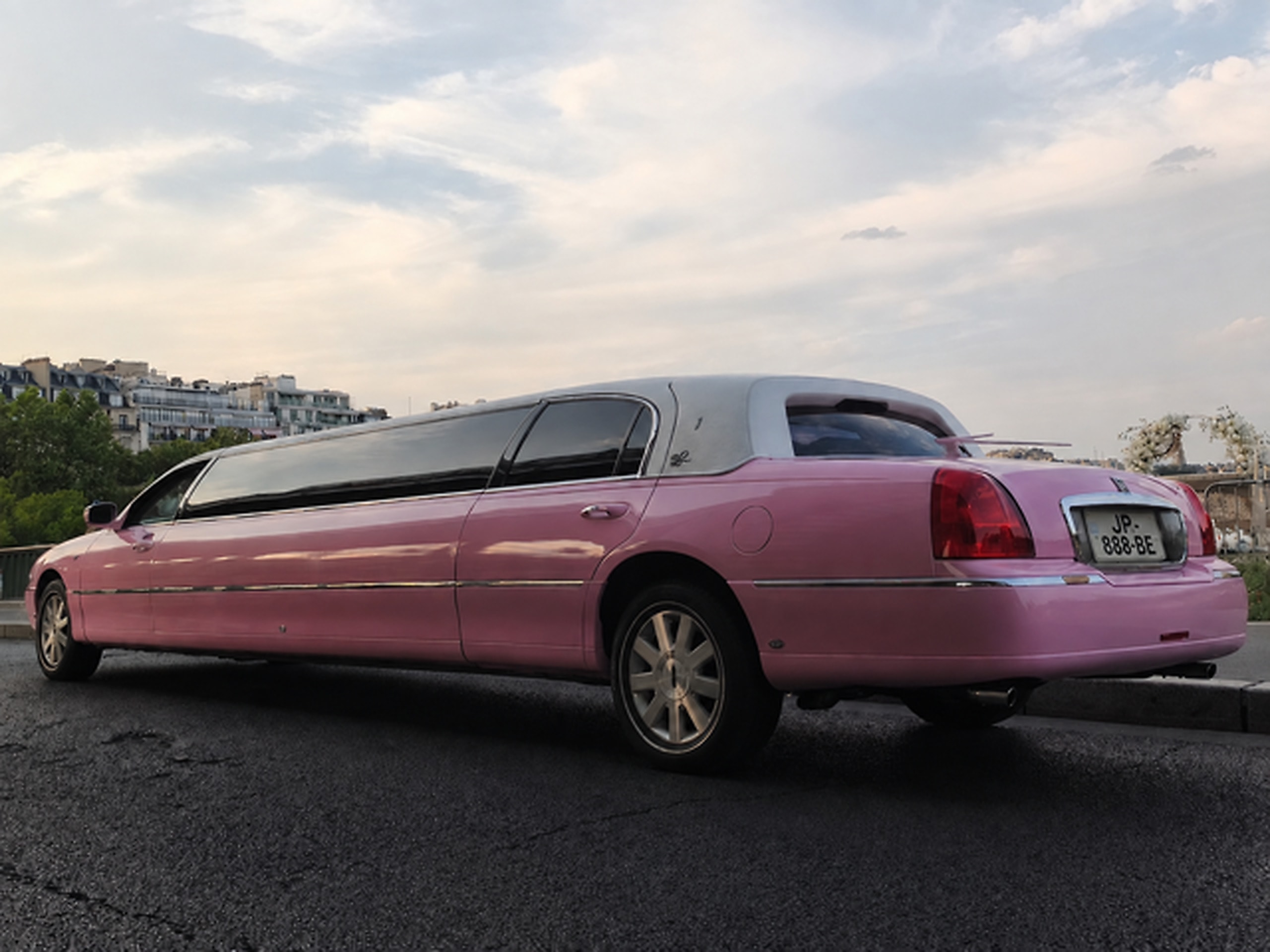 Limousine Lincoln rose Star Limousine Paris, vue arrière de profil